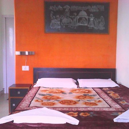 Leela Pensión Varanasi Exterior foto