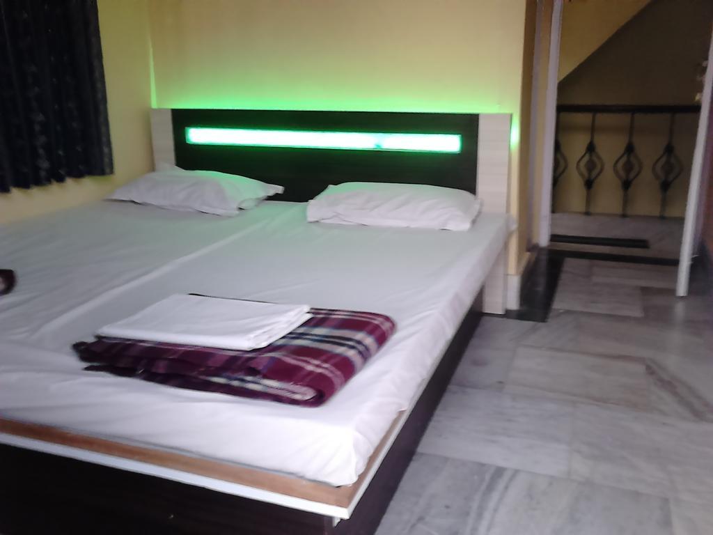 Leela Pensión Varanasi Habitación foto