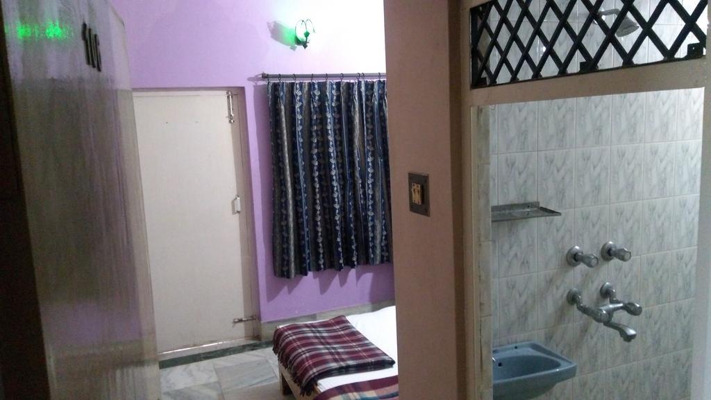 Leela Pensión Varanasi Exterior foto