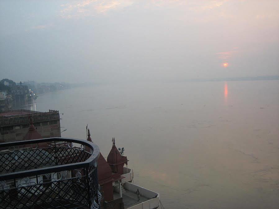 Leela Pensión Varanasi Exterior foto