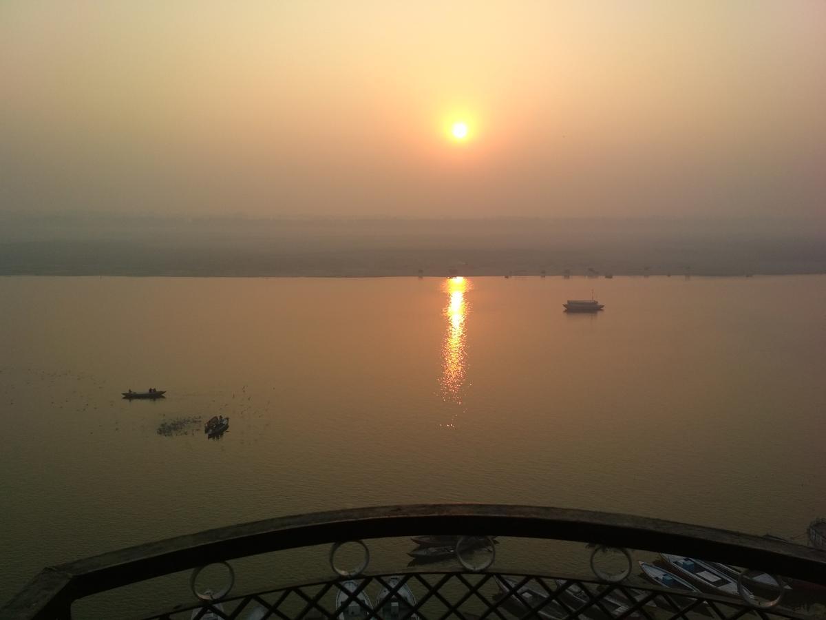 Leela Pensión Varanasi Exterior foto